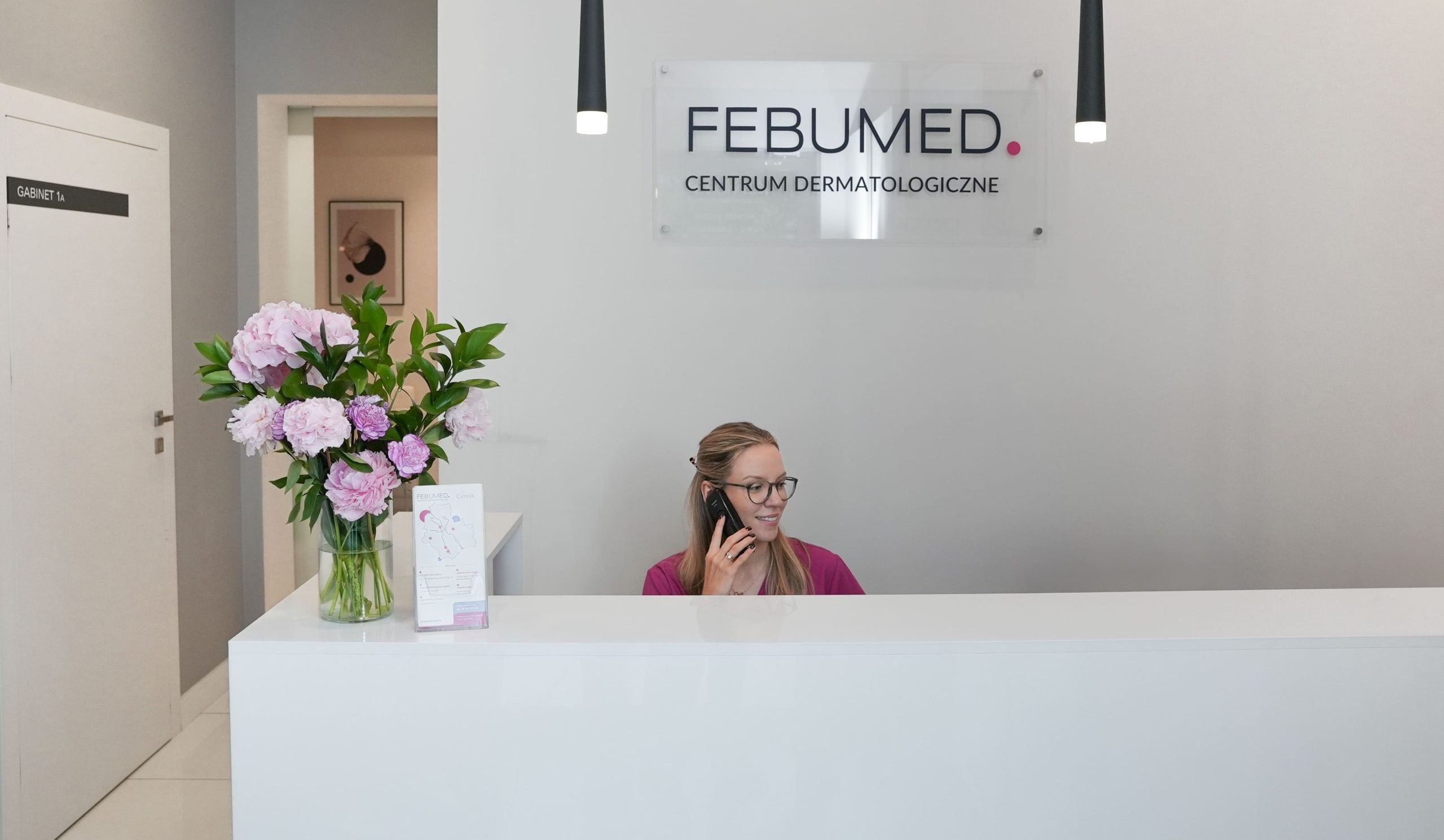 Rejestratorka odbierająca telefon w placówce w Centrum Dermatologicznym FEBUMED Stokłosy al. KEN 97