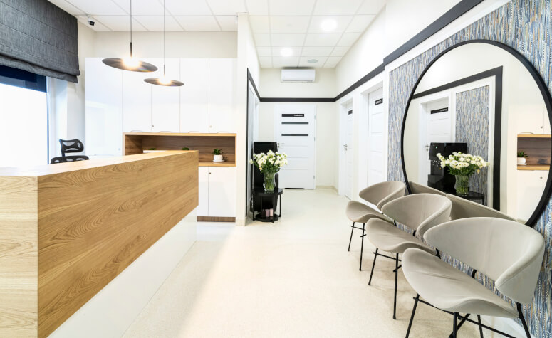 Poczekalnia w placówce Centrum Dermatologiczne FEBUMED przy ul. Belgradzkiej w Warszawie.