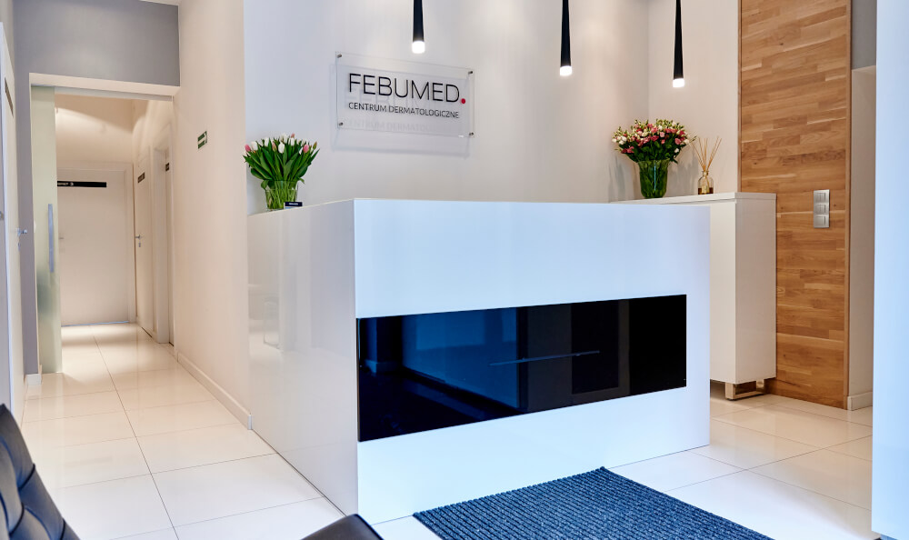 Korytarz placówki Centrum Dermatologiczne FEBUMED w Warszawie, al. KEN 97.