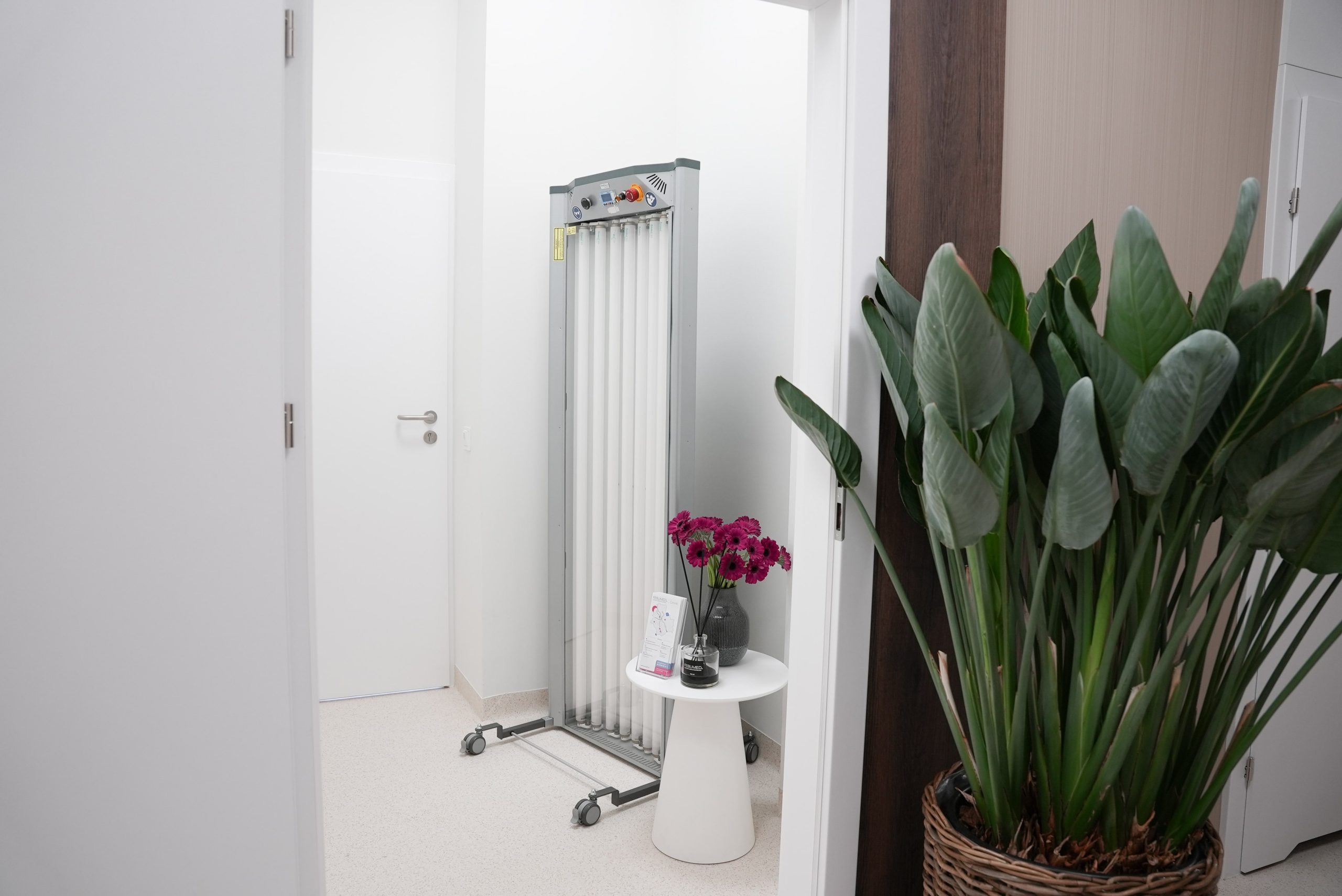 Pokój ze ścianką do fototerapii UVB w placówce FEBUMED ul. Omulewska 27 w Warszawie