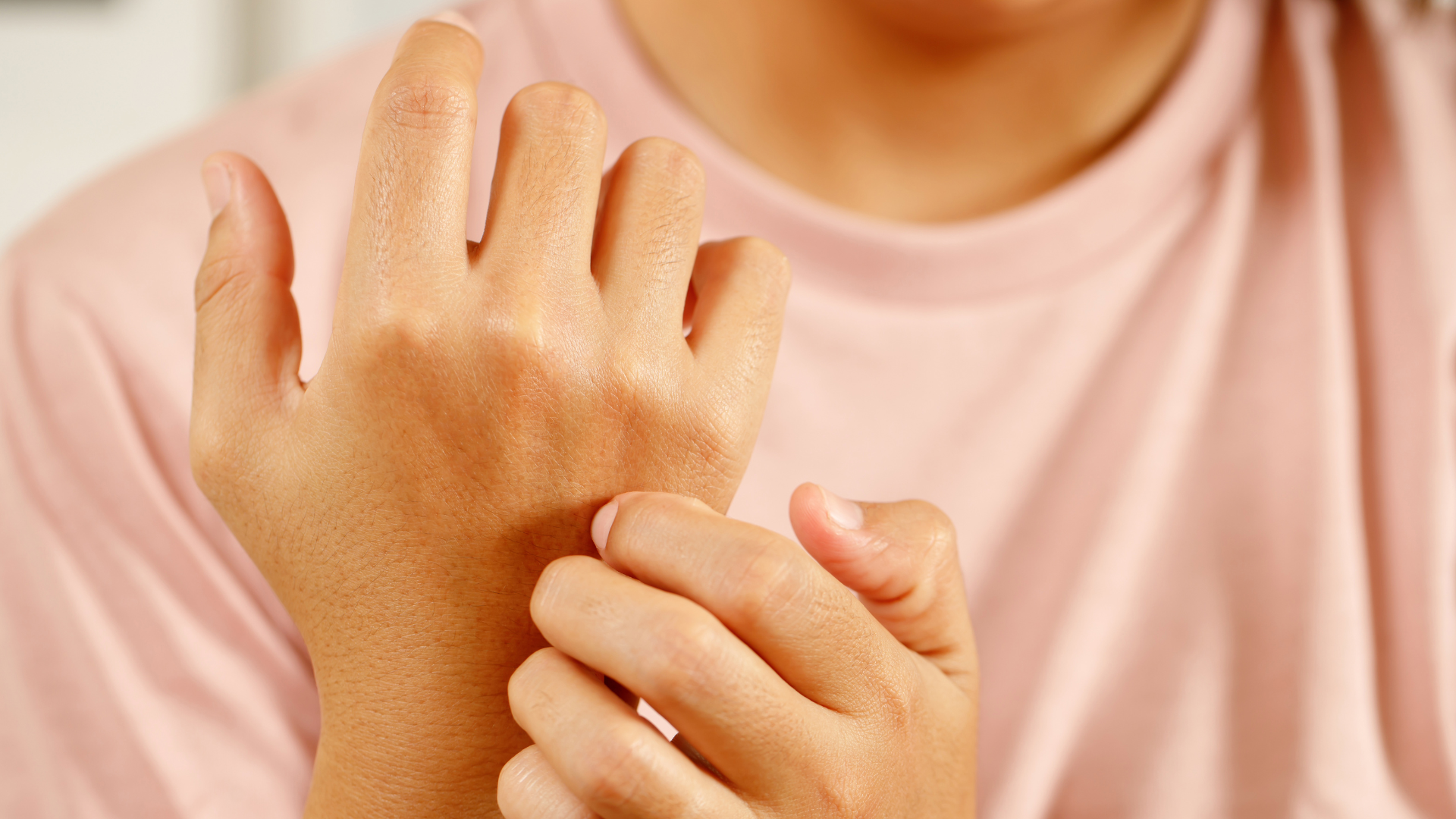 pacjentka drapiąca rękę – objawy choroby pasożytniczej