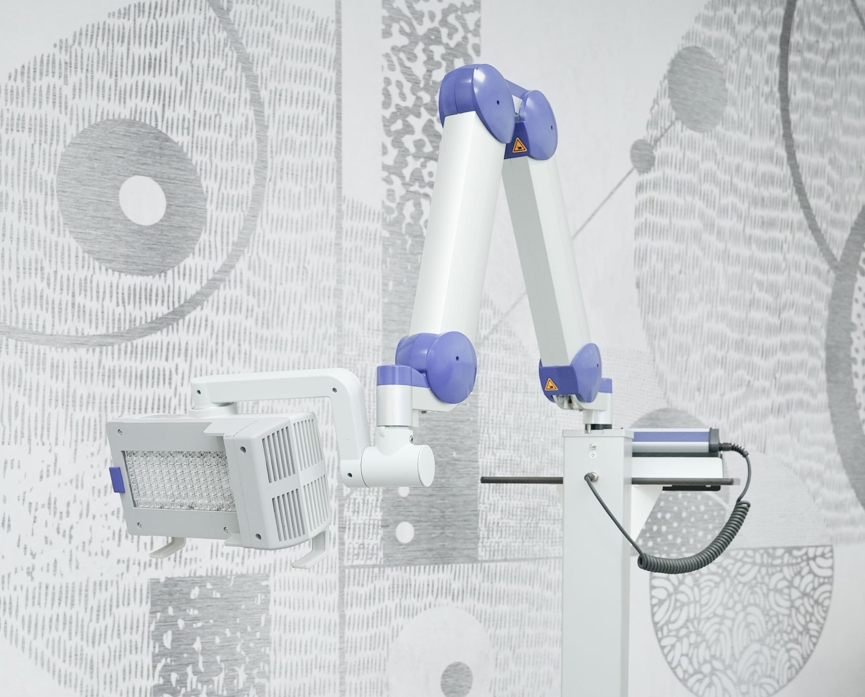 Stojąca w eleganckim gabinecie lampa do naświetlań PDT