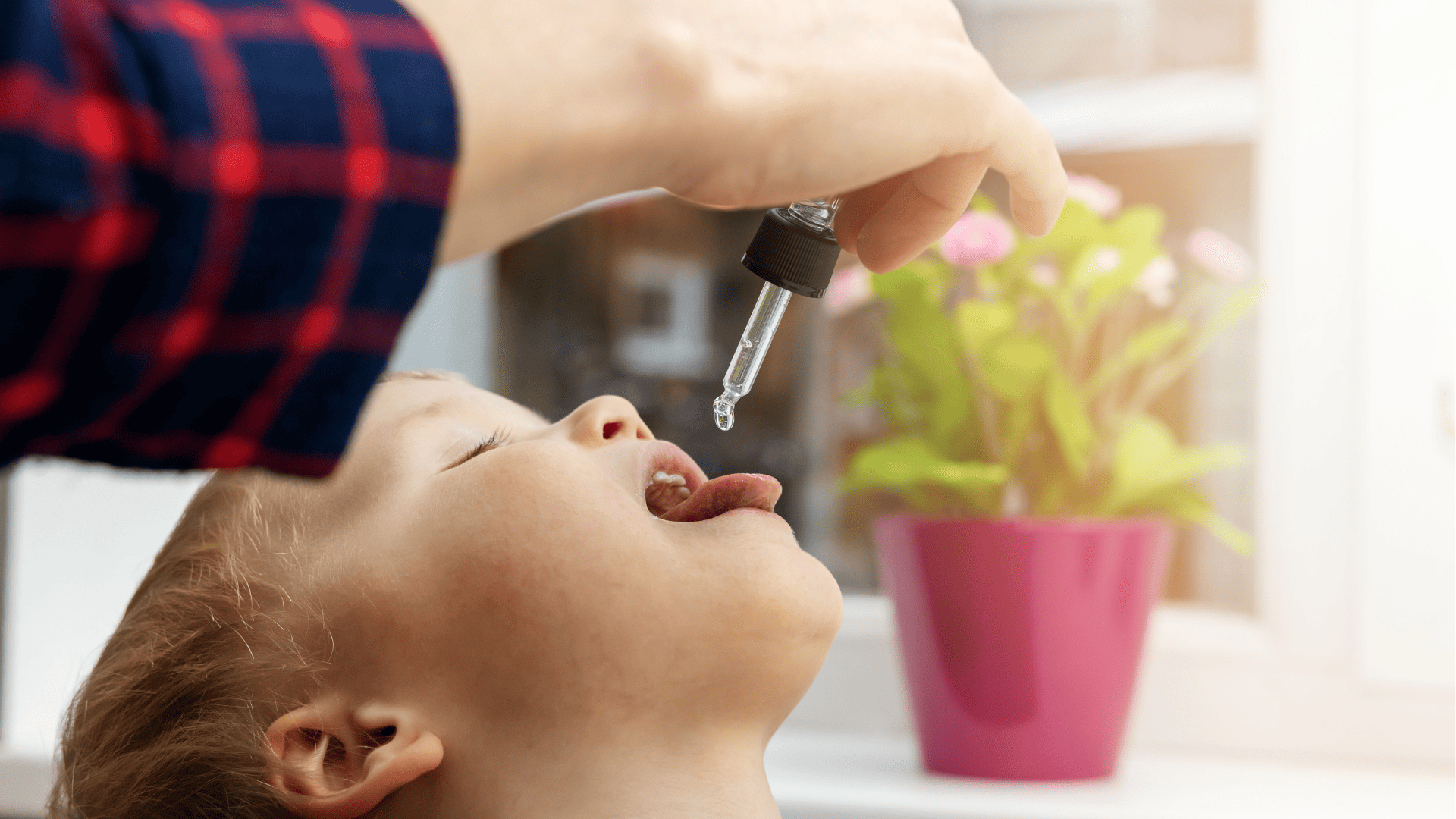 podanie kropli pod język małej dziewczynce