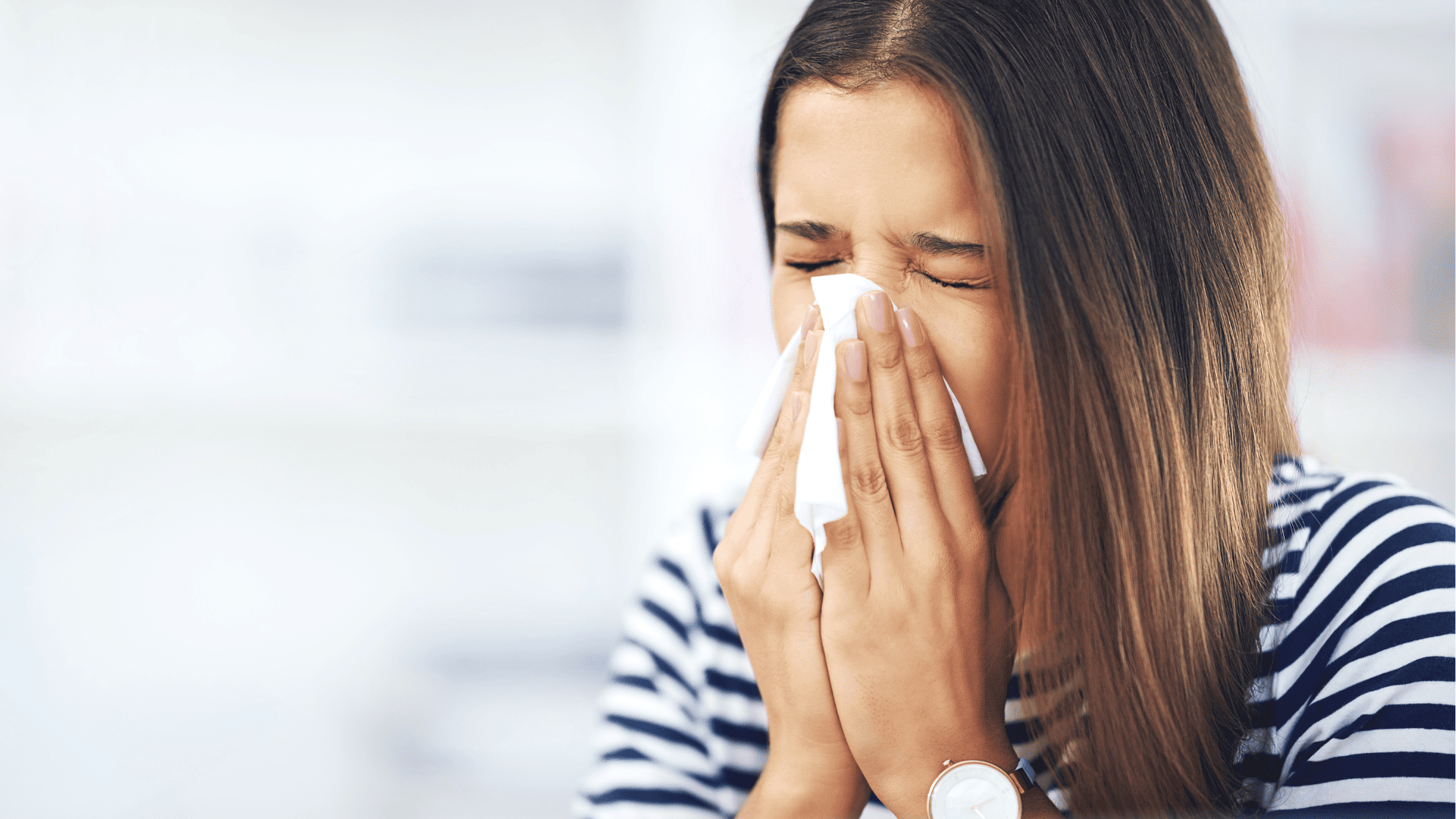 kichająca kobieta z chusteczką higieniczną w rękach