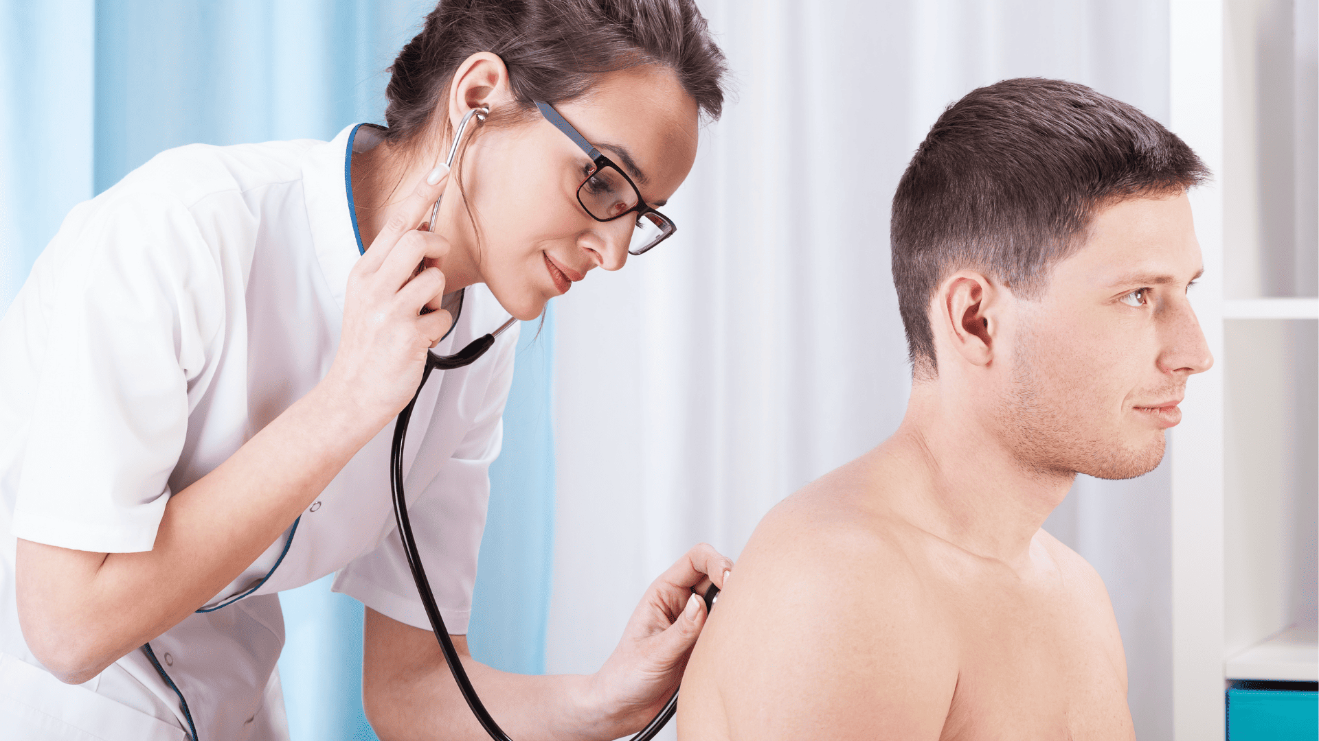 lekarka osłuchująca plecy mężczyzny stetoskopem