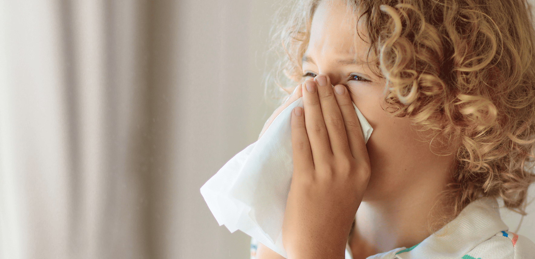 zakatarzony chłopiec smarkający nos w chusteczkę nie wygląda na chorego to objawy alergii