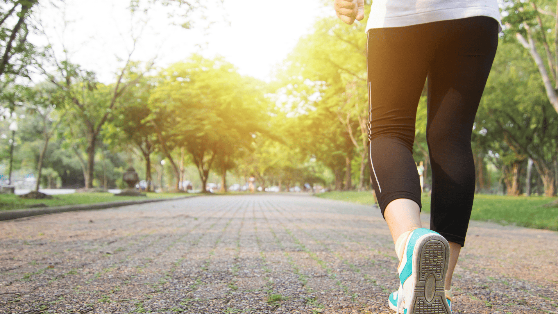 kobieta w sportowym stroju biegnąca w parku w słoneczny dzień