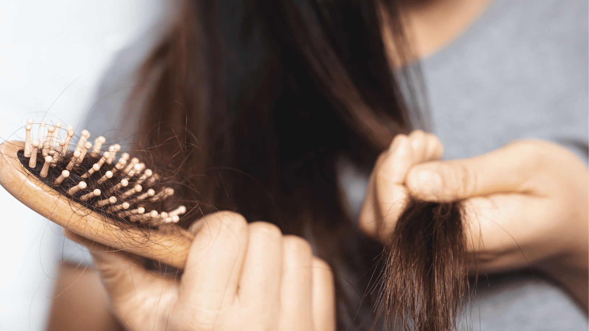 Kobieta z długimi włosami i szczotką w ręki, na szczotce bardzo dużo włosów, które wypadły przy czesaniu