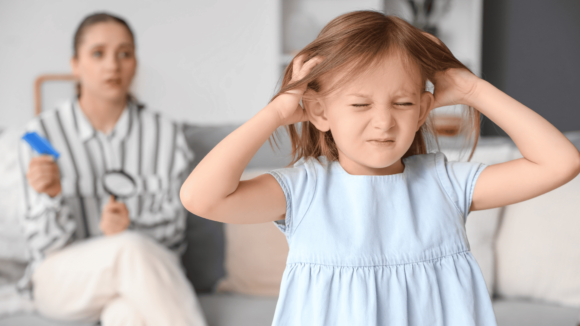 Zmartwiona mama z lupą w ręku za dziewczynką nerwowo drapiącą się po głowie