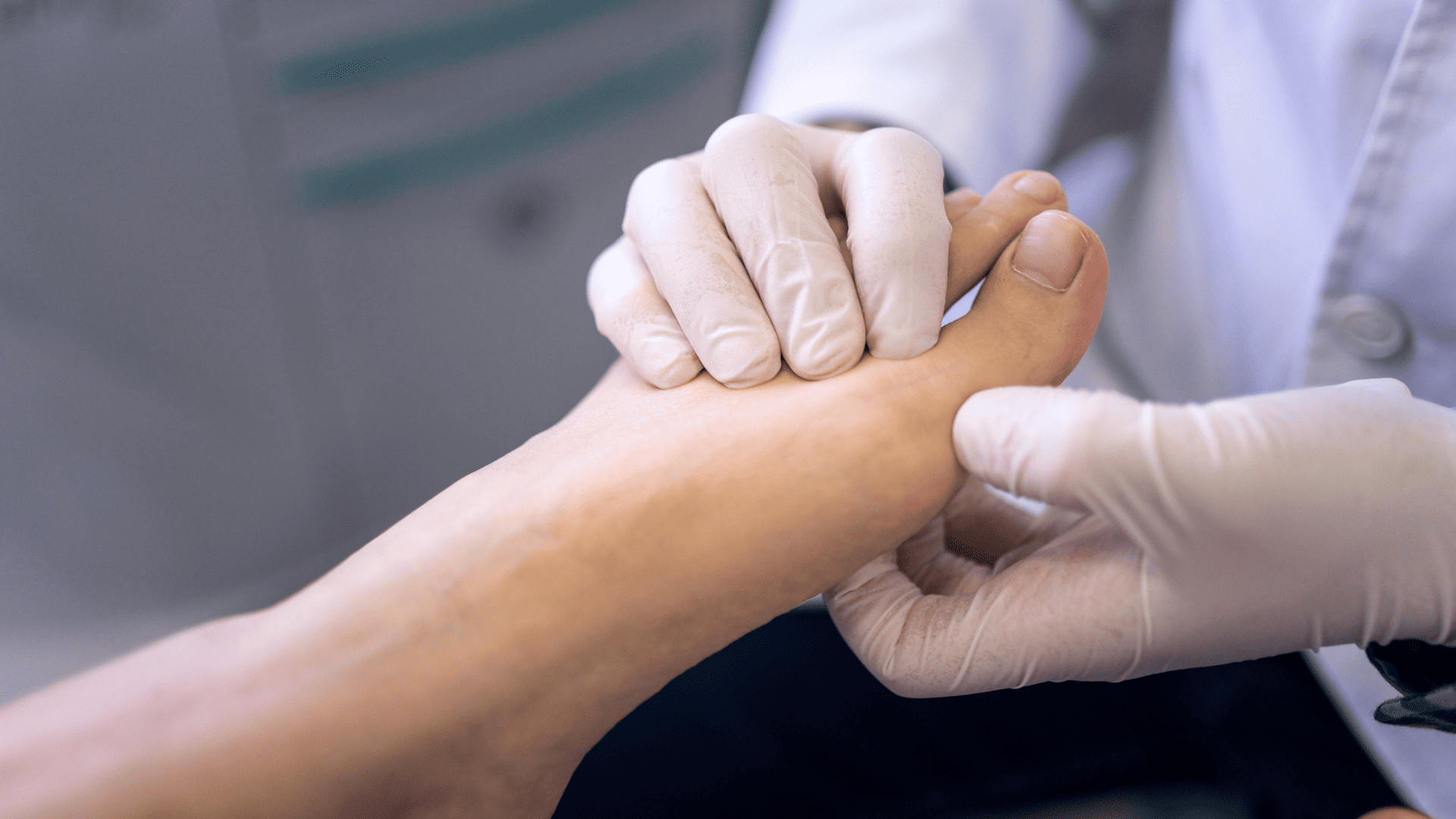 Lekarz oglądający skórę stopy i paznokcie pacjentki