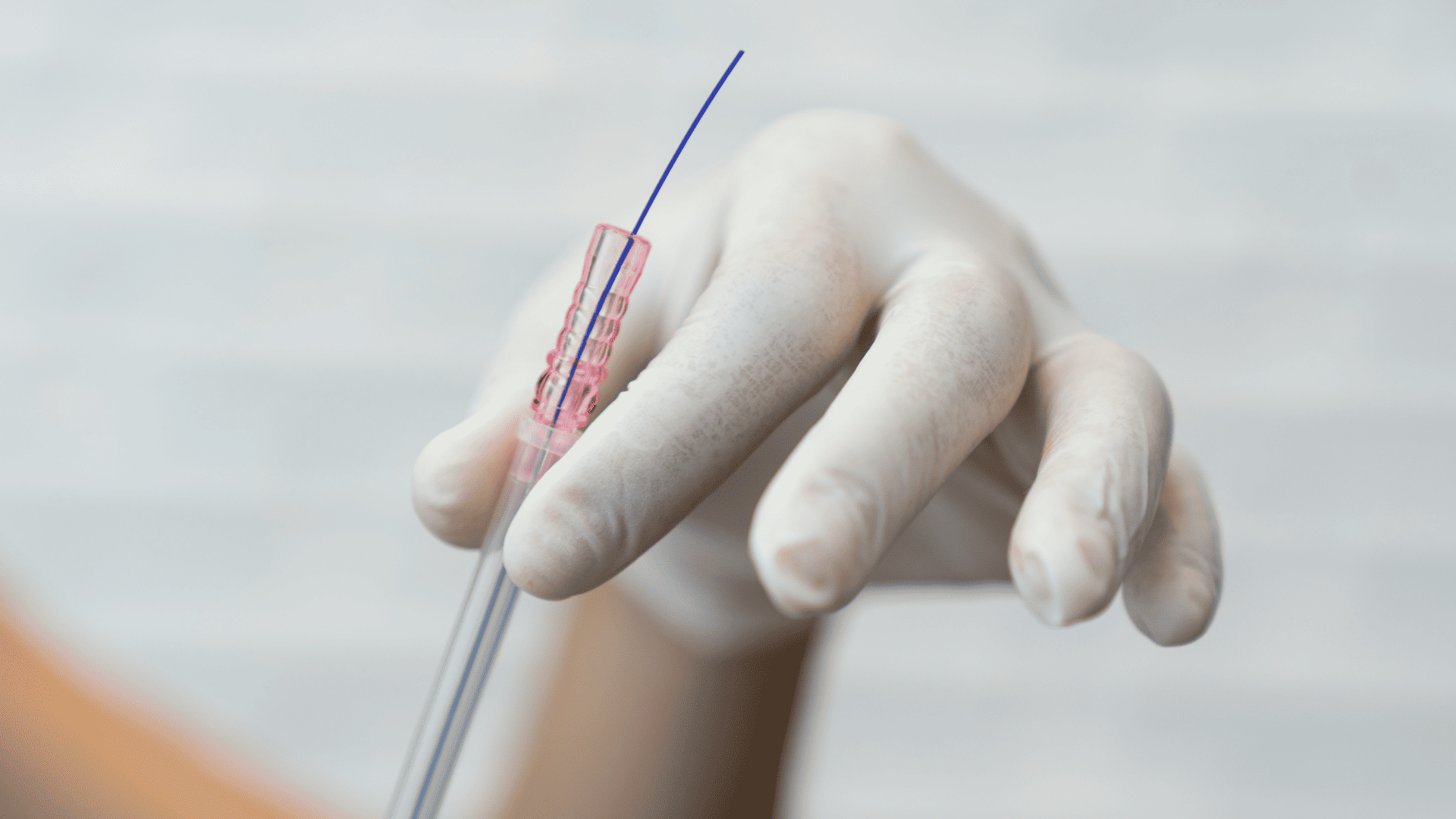 lekarz przygotowujący nić PDO do zabiegu.