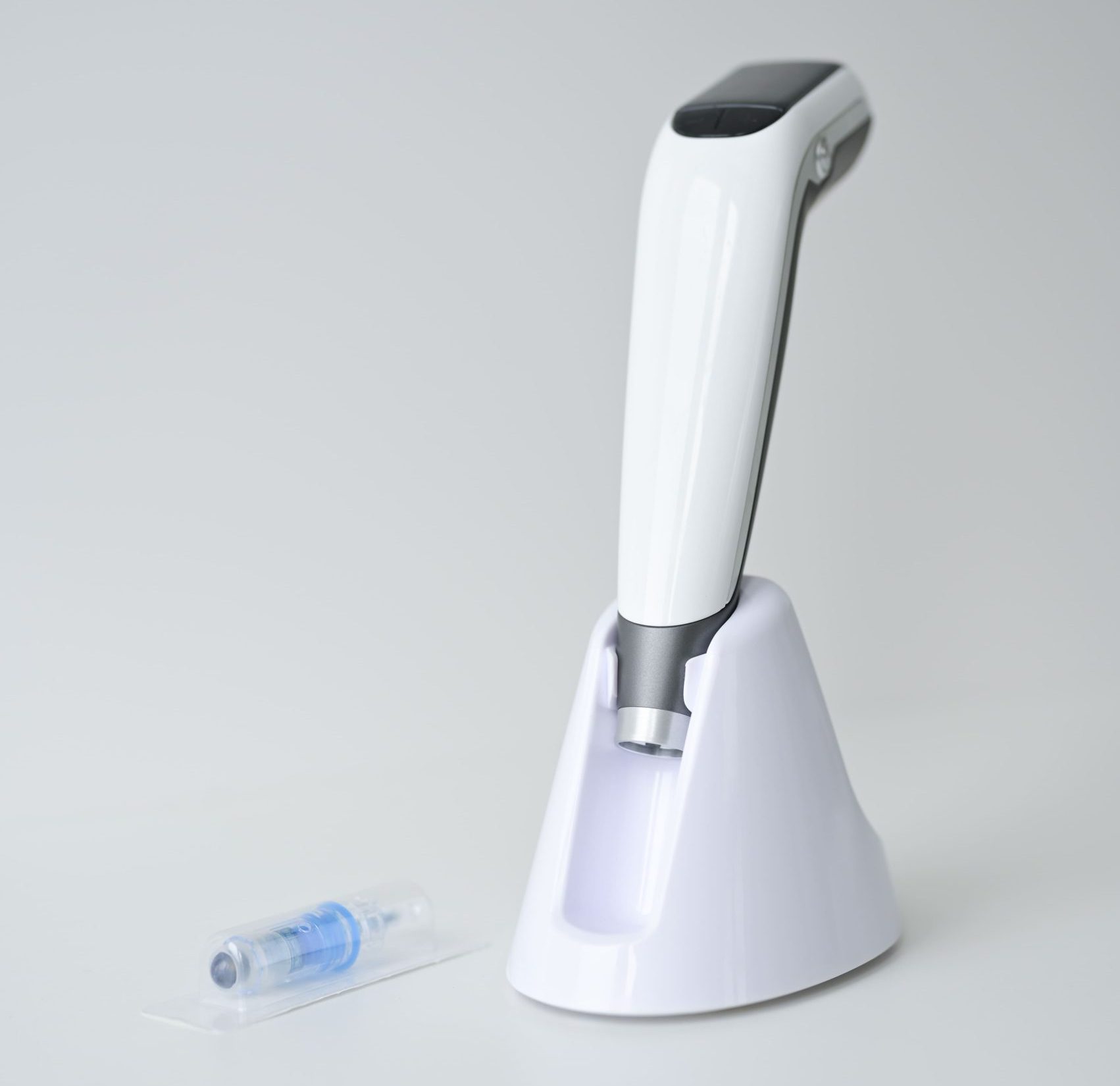 Urządzenie Dermapen do zabiegów mikronakłuwania frakcyjnego stosowane w kosmetologii