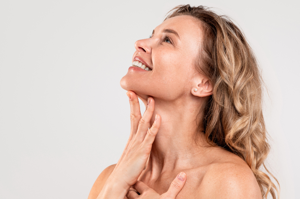 Kobieta w średnim wieku korzystająca z zabiegów medycyny estetycznej