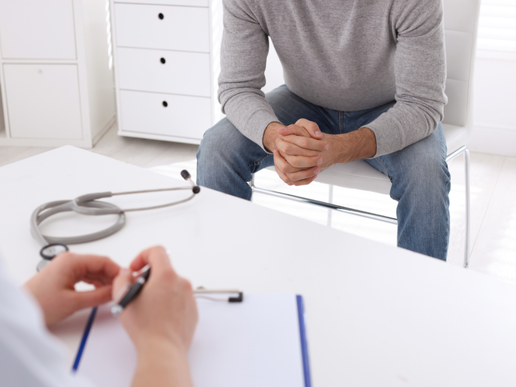 Mężczyzna podczas konsultacji z chirurgiem przed planowanym zabiegiem operacji stulejki lub wędzidełka prącia