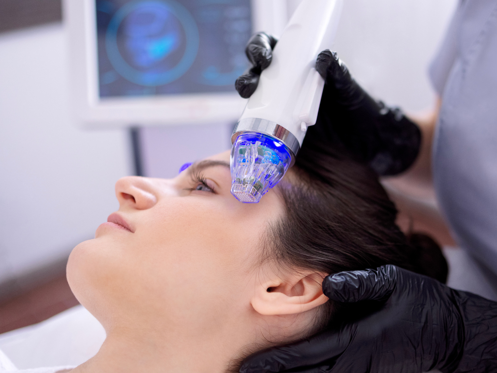 Kosmetolog wykonuje zabieg radiofrekwencji mikroigłowej na twarzy pacjentki w gabinecie Centrum FEBUMED