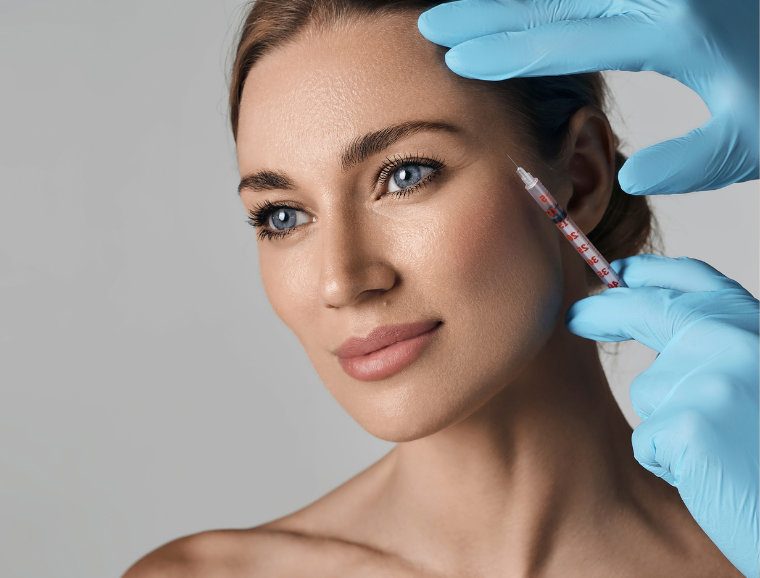 Lekarz wykonuje zabieg wolumetrii twarzy poprzez ostrzykiwanie preparatem w gabinecie medycyny estetycznej