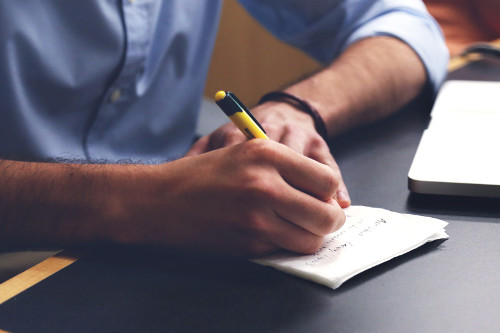 Dermatolog wypełniający skalę SCORAD do oceny nasilenia AZS.