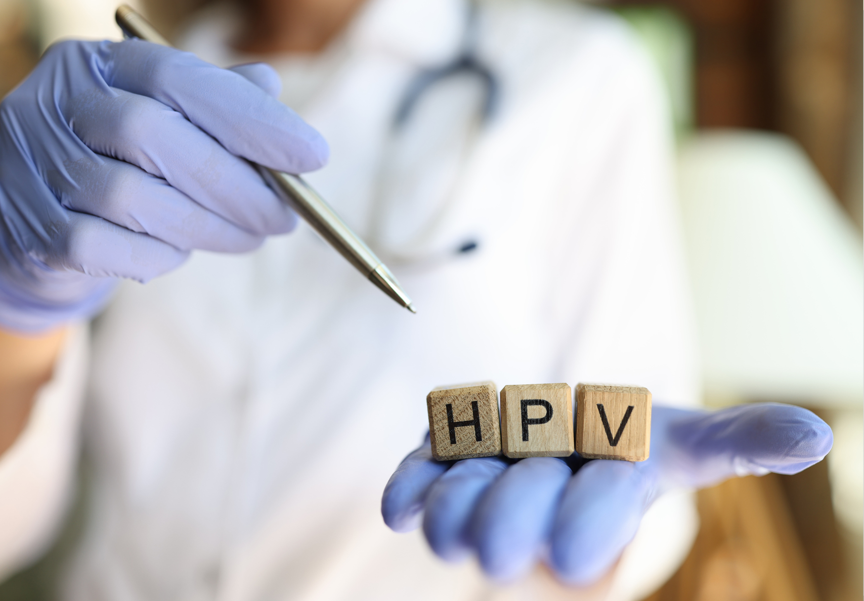 lekarka wskazuje długopisem na klocki z napisem HPV