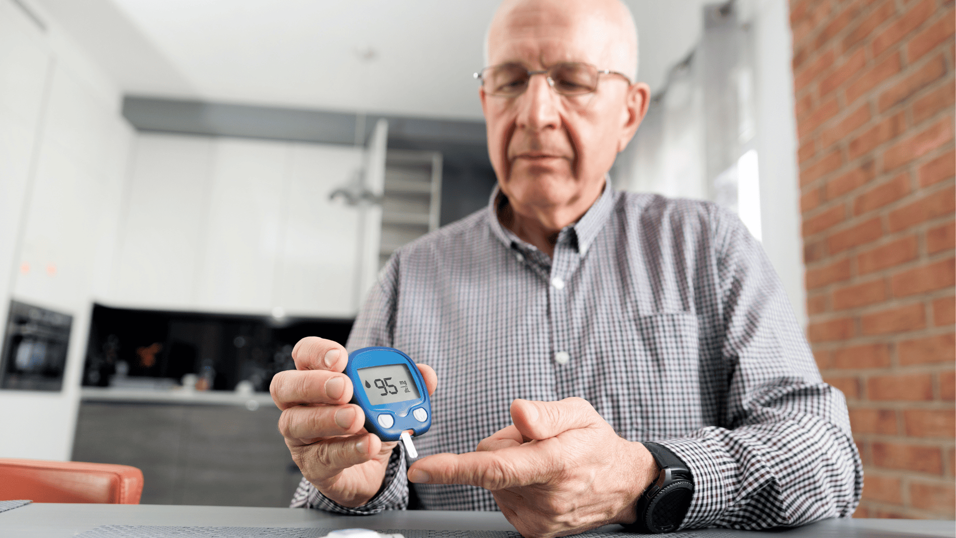 starszy mężczyzna mierzy poziom cukru we krwi
