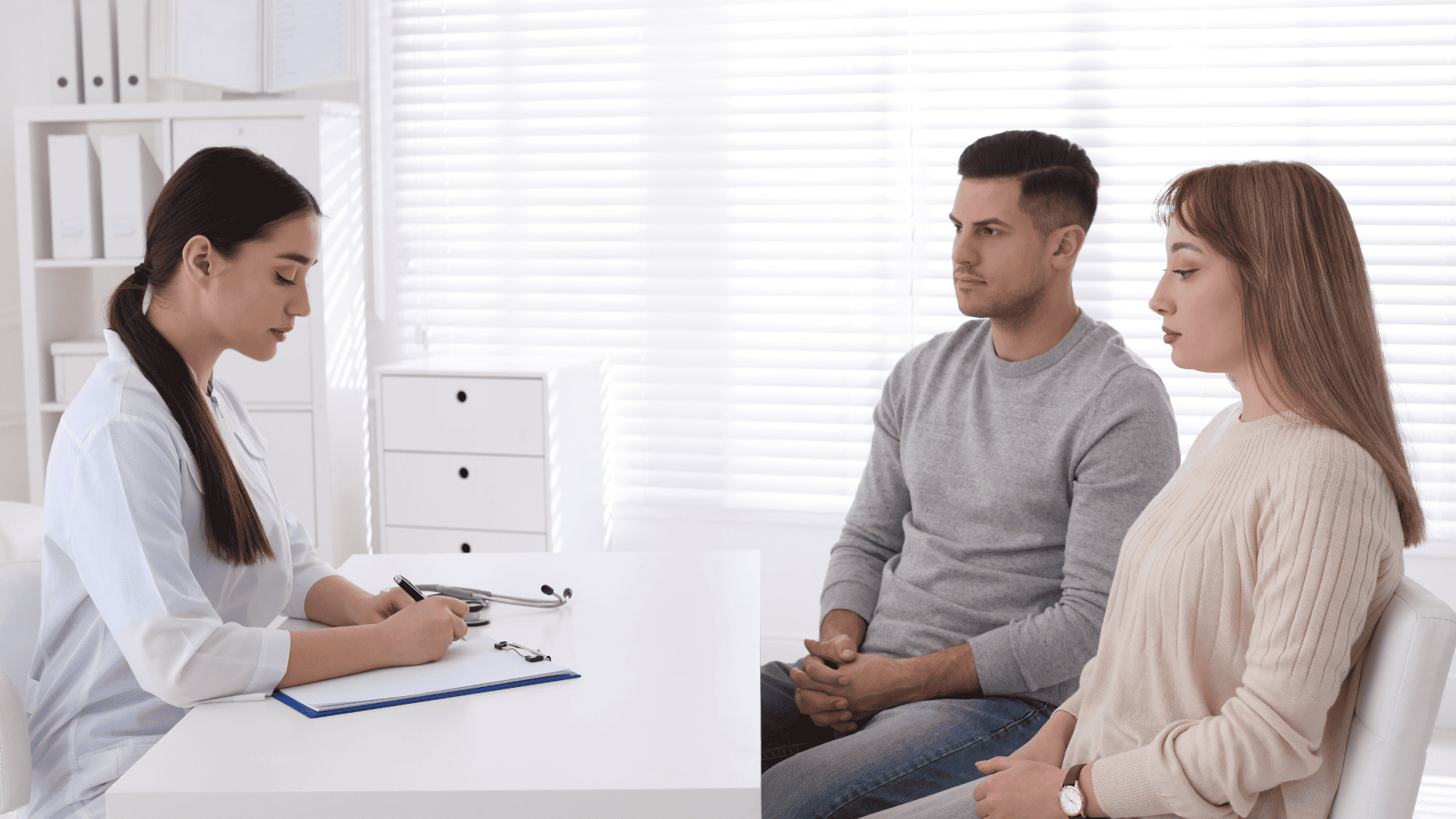 Kobieta i mężczyzna podczas konsultacji wenerologicznej z lekarką.