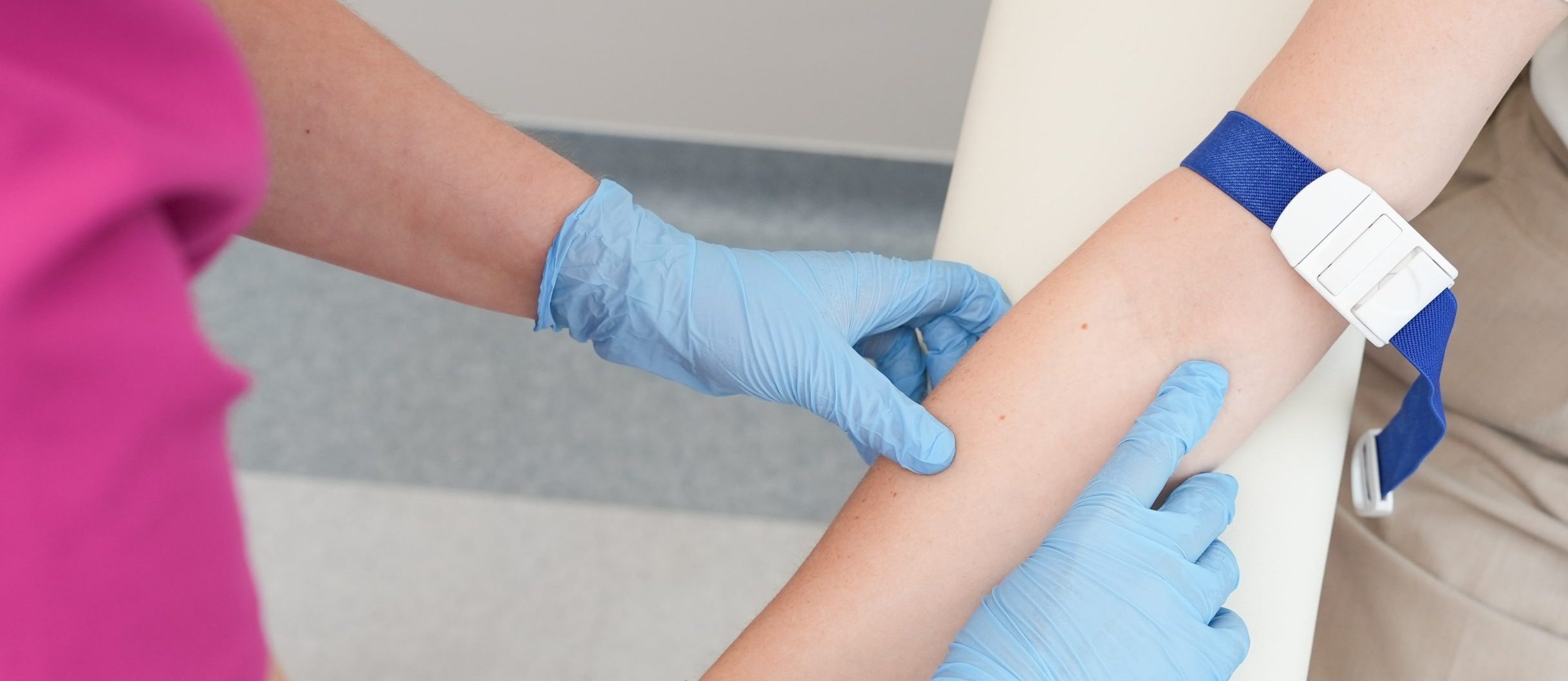 pielęgniarka szuka żyły do wkłucia u pacjentki w punkcie pobrań