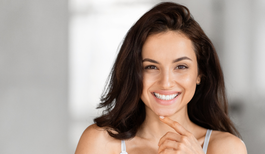 Uśmiechnięta kobieta, która korzysta zabiegów medycyny estetycznej i lubi zauważalny lecz bardzo subtelny efekt